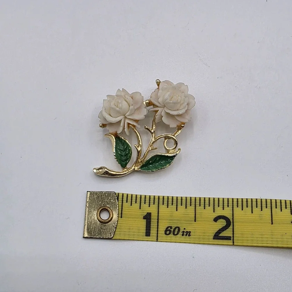 Vintage Rose Flower Brooch‎ Pin Gold Tone Carved Lucite Leaves Green Estate